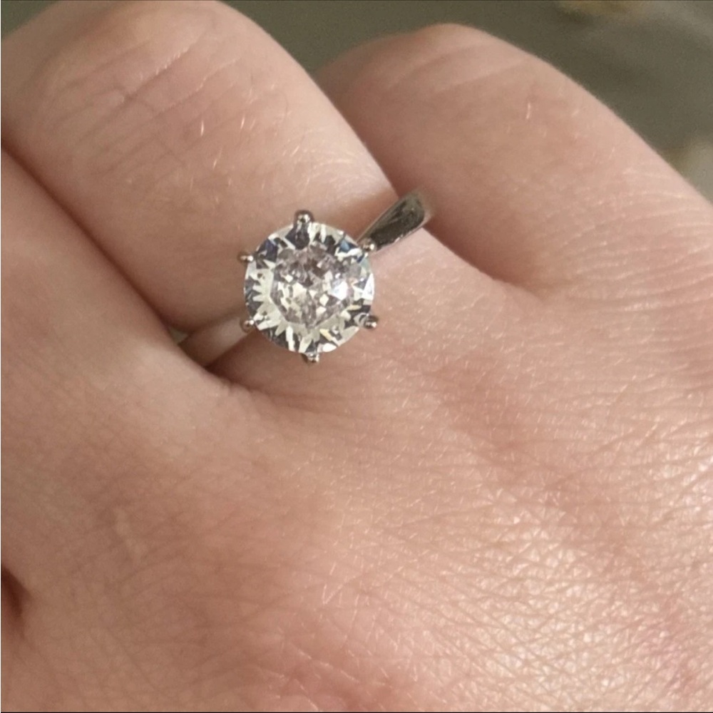 White Gold Plated  Classic Engagement Ring Round Cut Solitaire Sparkle Size 6